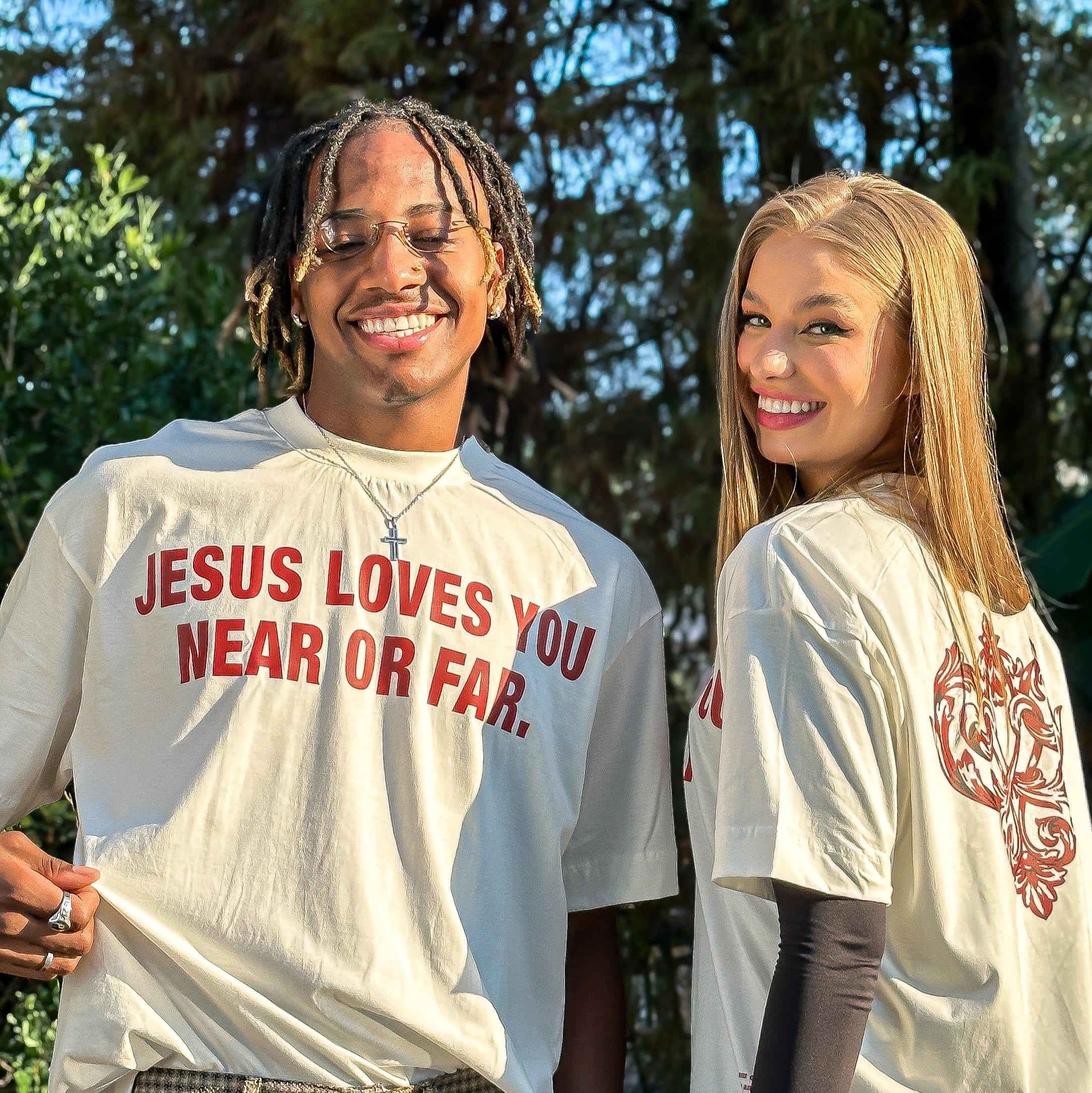 Camiseta "Jesus Loves U" Off White
