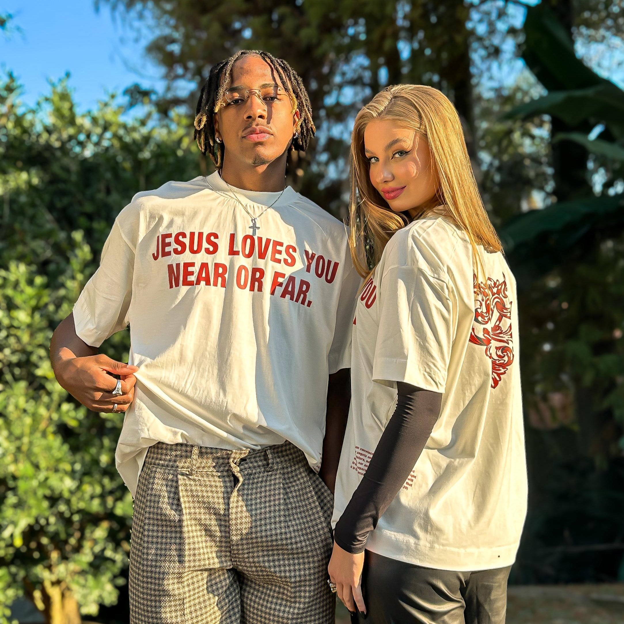 Camiseta "Jesus Loves U" Off White